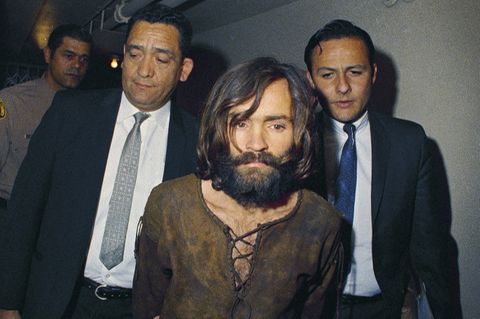Sektenführer und Serienmörder Charles Manson wird zur Anklageverlesung geführt.