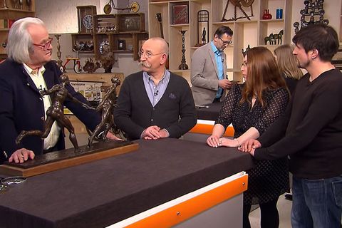 Albert Maier, Horst Lichter und das Verkäuferpaar stehen im Bares für Rares Studio