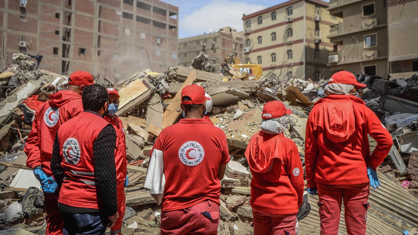 Rettungskräfte durchsuchen die Trümmer eines eingestürzten Wohnhauses in Kairo