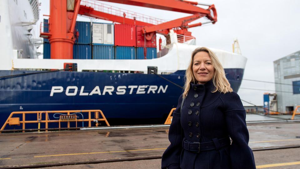Antje Boetius vor dem Forschungsschiff "Polarstern" Antje Boetius vor dem Forschungsschiff "Polarstern"