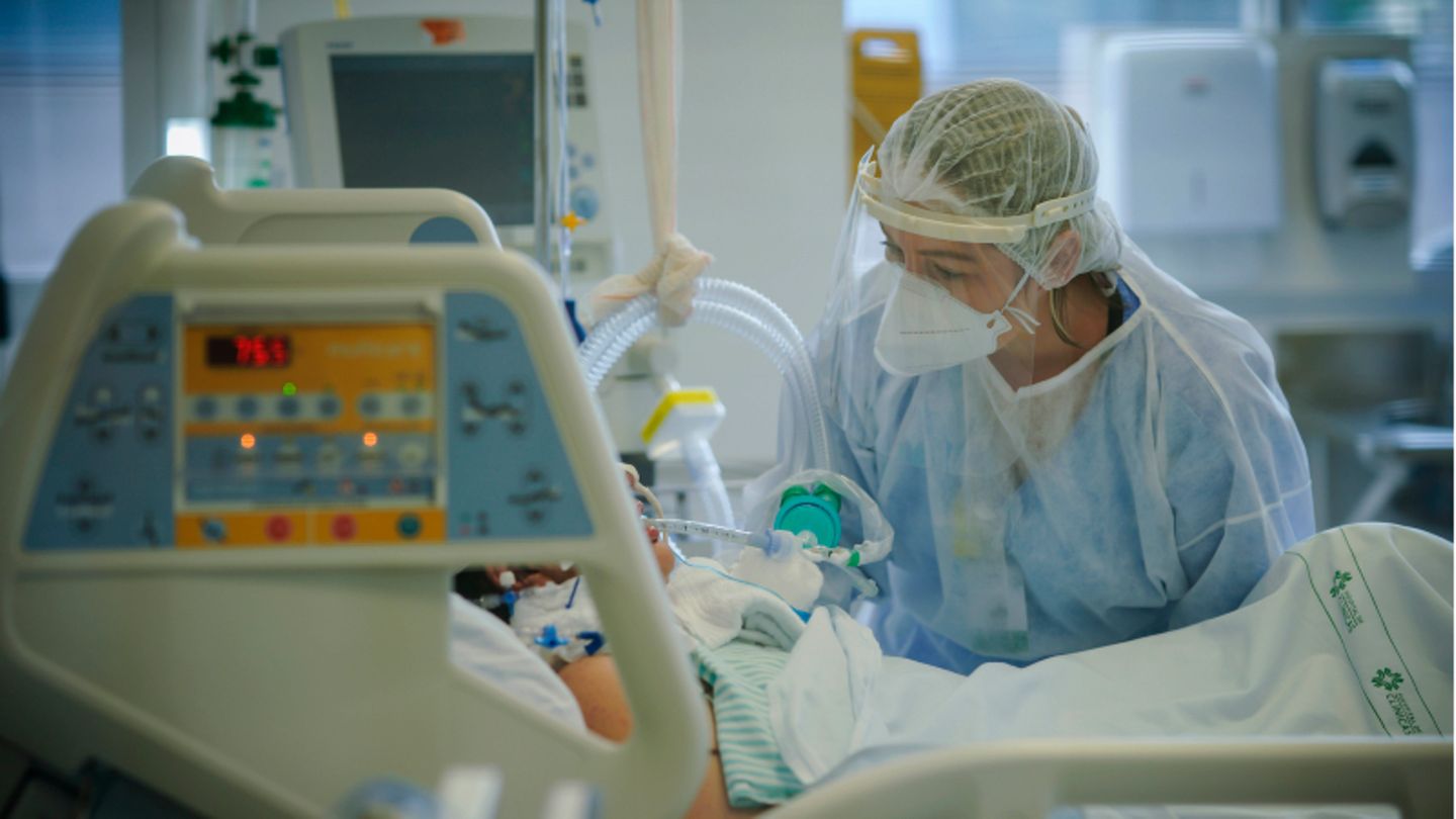 Krankenpflegerin kümmert sich um Corona-Patienten.