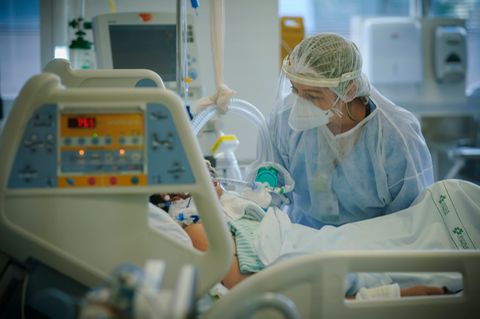 Krankenpflegerin kümmert sich um Corona-Patienten.