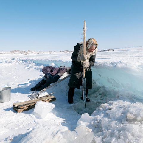 Mit einem Stock schlägt Morechodowa mehrfach am Tag ein Loch ins Eis, lässt Eimer hinab und schleppt das Wasser nach Haus
