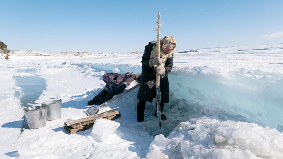 Mit einem Stock schlägt Morechodowa mehrfach am Tag ein Loch ins Eis, lässt Eimer hinab und schleppt das Wasser nach Haus