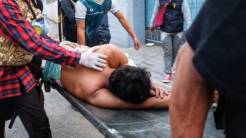 Verletzer in Myanmar wird auf einer Trage abtransportiert