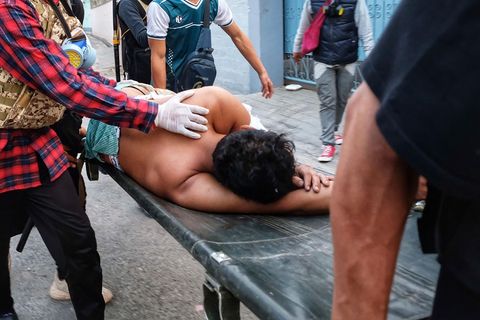 Verletzer in Myanmar wird auf einer Trage abtransportiert
