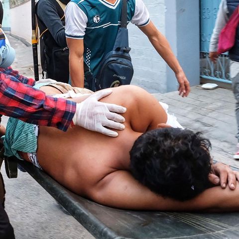 Verletzer in Myanmar wird auf einer Trage abtransportiert
