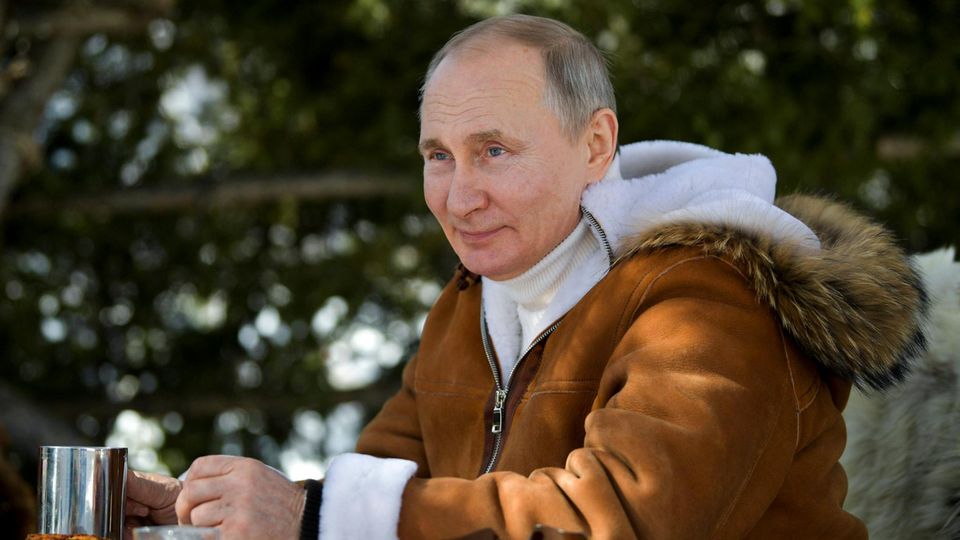 Seinen Urlaub in der Taiga teilt Wladimir Putin gern mit der Welt, nicht aber seine angebliche Corona-Vakzinierung 