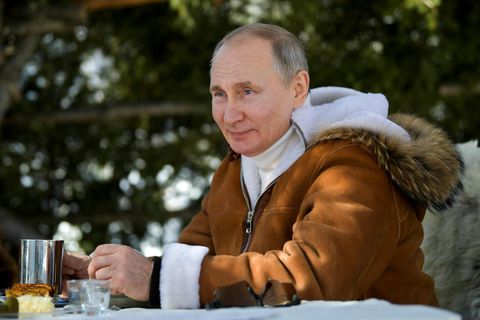 Seinen Urlaub in der Taiga teilt Wladimir Putin gern mit der Welt, nicht aber seine angebliche Corona-Vakzinierung 