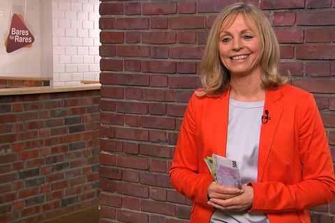 Besitzerin Hosemann freut sich im Studio von Bares für Rares in Pulheim über den Bündel Geldscheine, den sie in der Hand hält