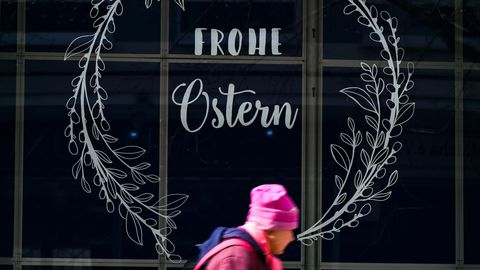 Eine Frau geht in der Frankfurter Innenstadt am Schaufenster eines Modegeschäfts vorbei