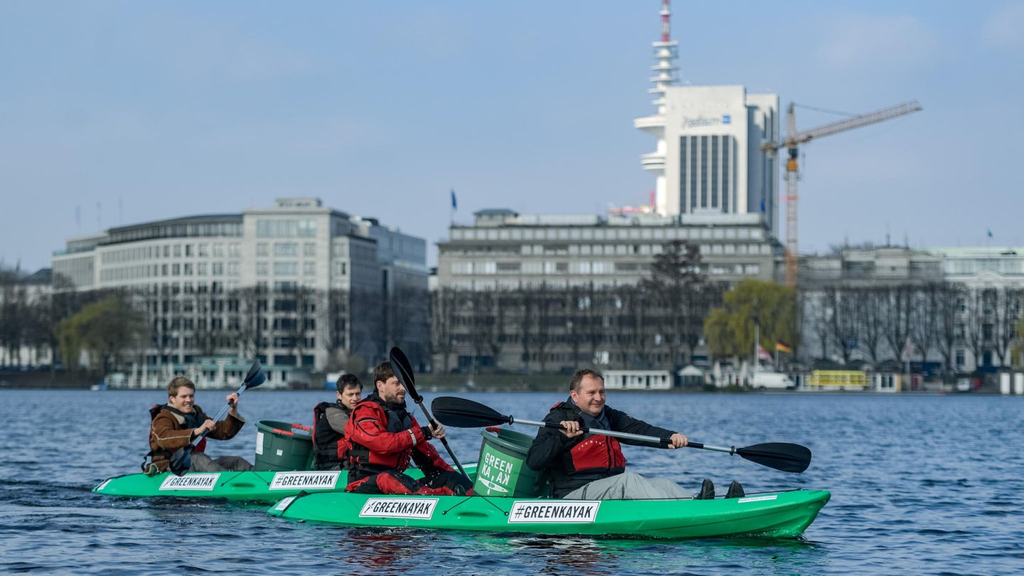 Für eine Stunde kostenlos die Alster erkunden und dabei Müll einsammeln: Mit GreenKayak ist das an mehreren Verleihstationen möglich.