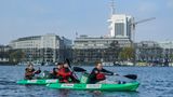 Für eine Stunde kostenlos die Alster erkunden und dabei Müll einsammeln: Mit GreenKayak ist das an mehreren Verleihstationen möglich.