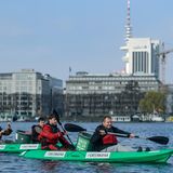 Für eine Stunde kostenlos die Alster erkunden und dabei Müll einsammeln: Mit GreenKayak ist das an mehreren Verleihstationen möglich.