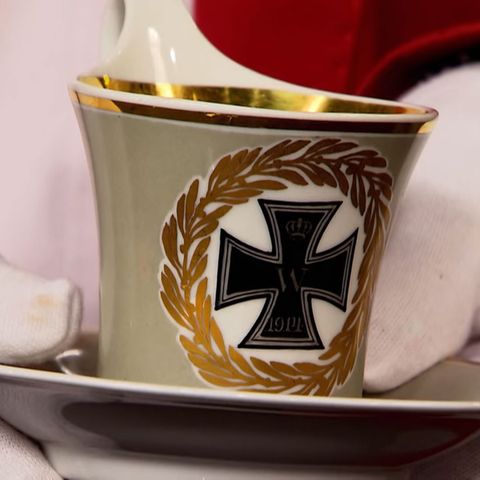 Experte Albert Maier hebt die skurrile Tasse aus dem Ersten Weltkrieg in die Kamera