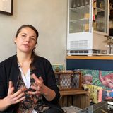 Im Café in guter Gesellschaft kann man Kaffee trinken und Kuchen essen – ohne dabei Müll zu produzieren, erklärt Alana. Zero Waste ist das Konzept der beiden Inhaberinnen, die das kleine Café auf St. Pauli 2017 eröffnet haben.