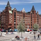 Ein Fotospot zwischen Tradition und Moderne: Der Dar-es-Salaam-Platz wurde nach Hamburgs Partnerstadt “Dar-es-Salaam" in Tansania benannt. Tansania war eine ehemalige deutsche Kolonie.