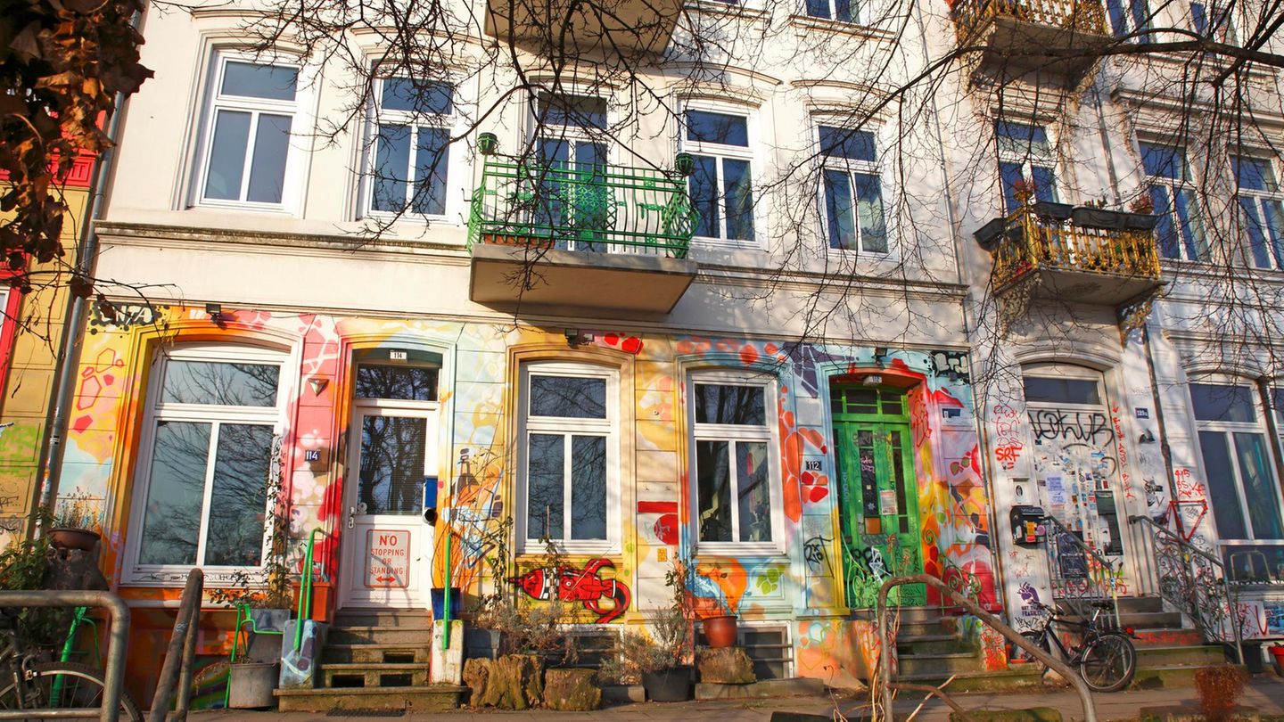 Eines der ehemals besetzten Häuser in der Hafenstraße. Unweit der Reeperbahn gilt die Straße seit den 80er Jahren als Schauplatz der Hausbesetzerszene.