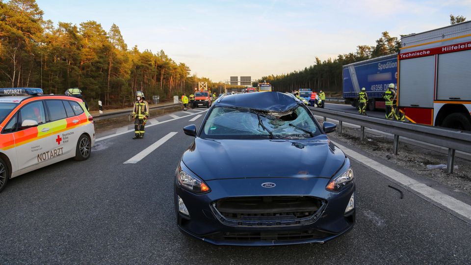 Nachrichten aus Deutschland: Einsatzkräfte arbeiten an der Unfallstelle am Autobahnkreuz Nürnberg.