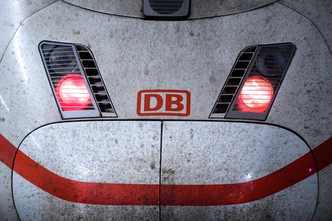 Rücklichter am Triebwagen eines ICE-Zuges der Deutschen Bahn. 