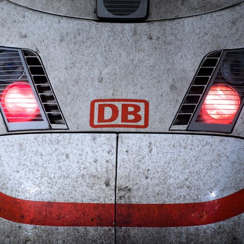 Rücklichter am Triebwagen eines ICE-Zuges der Deutschen Bahn. 