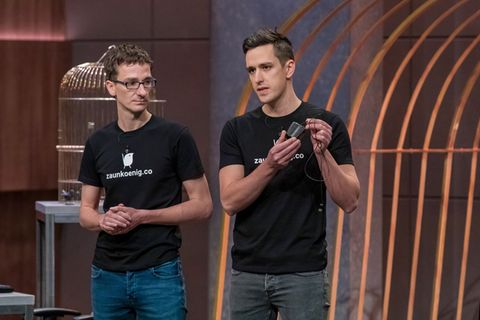 Die Zaunkoenig-Erfinder Dominik (links) und Patrick Schmalzried präsentieren ihre Computermaus in der "Höhle der Löwen"