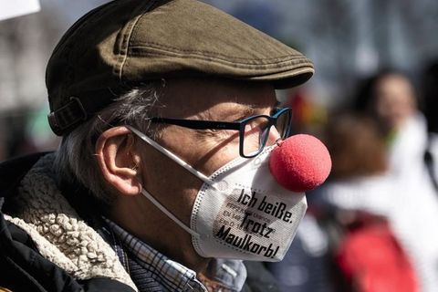 Jemand, der sich für einschlägig informiert halten mag: Querdenker- Clown bei einer Demonstration  in Kassel