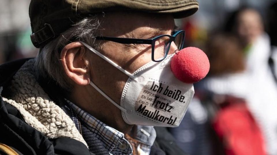 Jemand, der sich für einschlägig informiert halten mag: Querdenker- Clown bei einer Demonstration  in Kassel