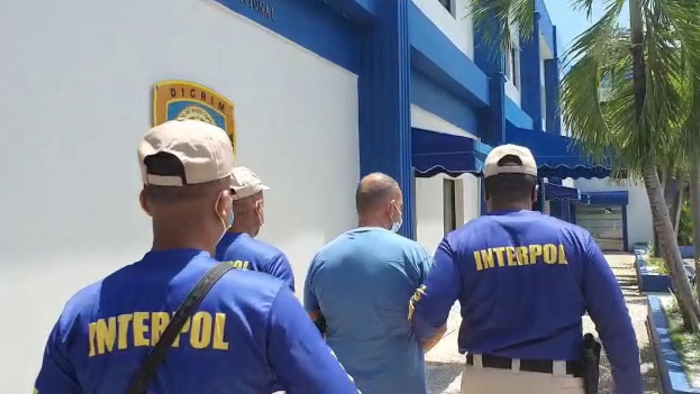 Mafioso wird von Interpol-Beamten abgeführt.