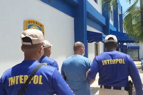 Mafioso wird von Interpol-Beamten abgeführt.