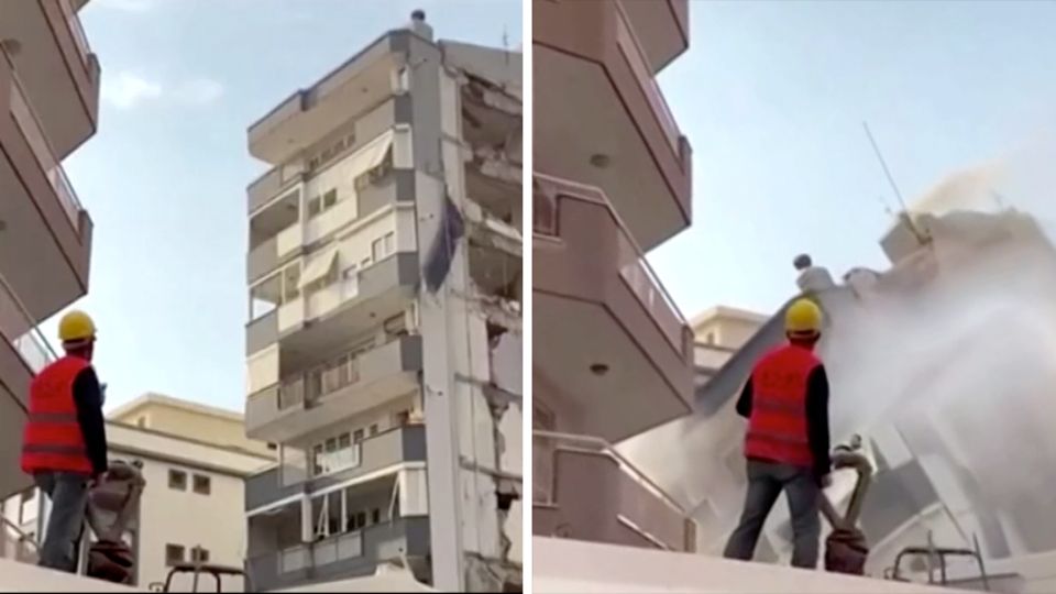 Einsturz Haus Izmir Türkei Links schaut ein Bauarbeiter mit gelbem Helm und oranger Warnweste auf eine Hausruine, rechts sieht er beim ihrem Einsturz zu