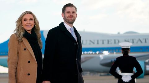 Eric und Lara Trump vor einem Flugzeug