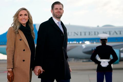 Eric und Lara Trump vor einem Flugzeug