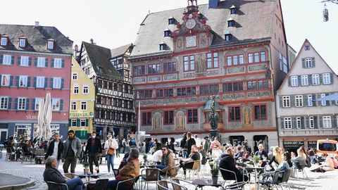 Ein Bild wie aus Vor-Pandemie-Zeiten: Der mit Cafébesuchern gefüllte Marktplatz von Tübingen