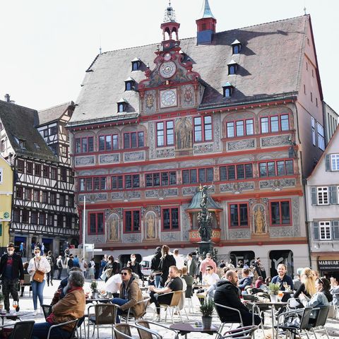 Ein Bild wie aus Vor-Pandemie-Zeiten: Der mit Cafébesuchern gefüllte Marktplatz von Tübingen