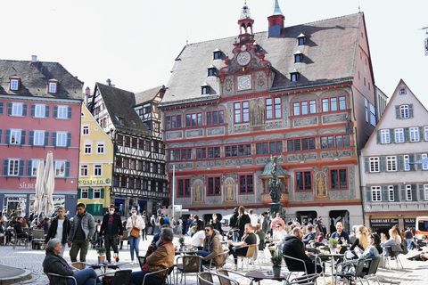 Ein Bild wie aus Vor-Pandemie-Zeiten: Der mit Cafébesuchern gefüllte Marktplatz von Tübingen