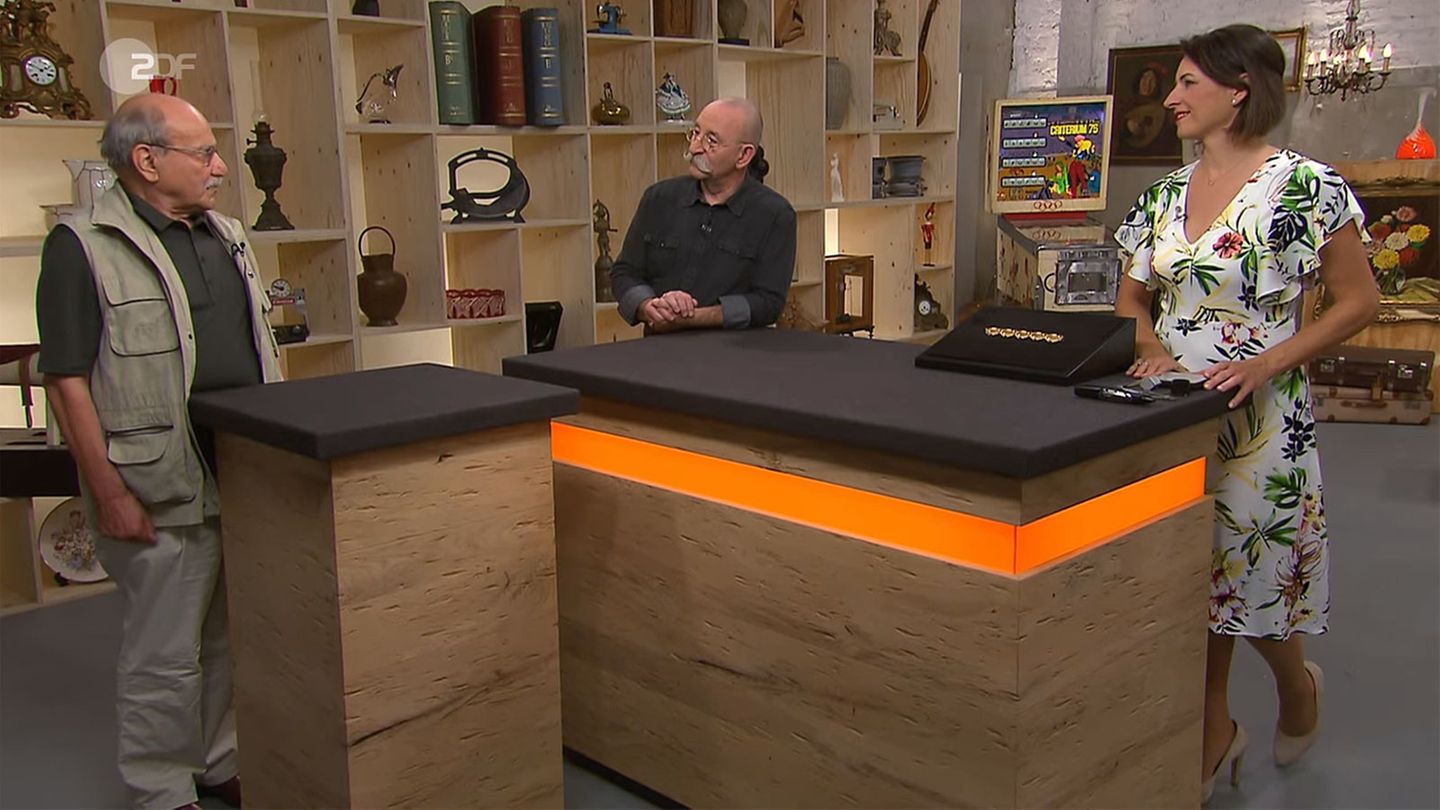 Verkäufer, Moderator Horst Lichter und Wendela Horz stehen am Tresen im Bares für Rares Studio in Pulheim