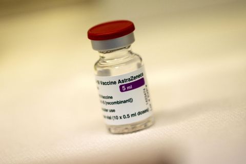 Eine Ampulle des Corona-Impfstoffs von Astrazeneca