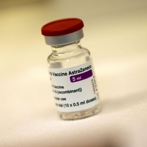 Eine Ampulle des Corona-Impfstoffs von Astrazeneca