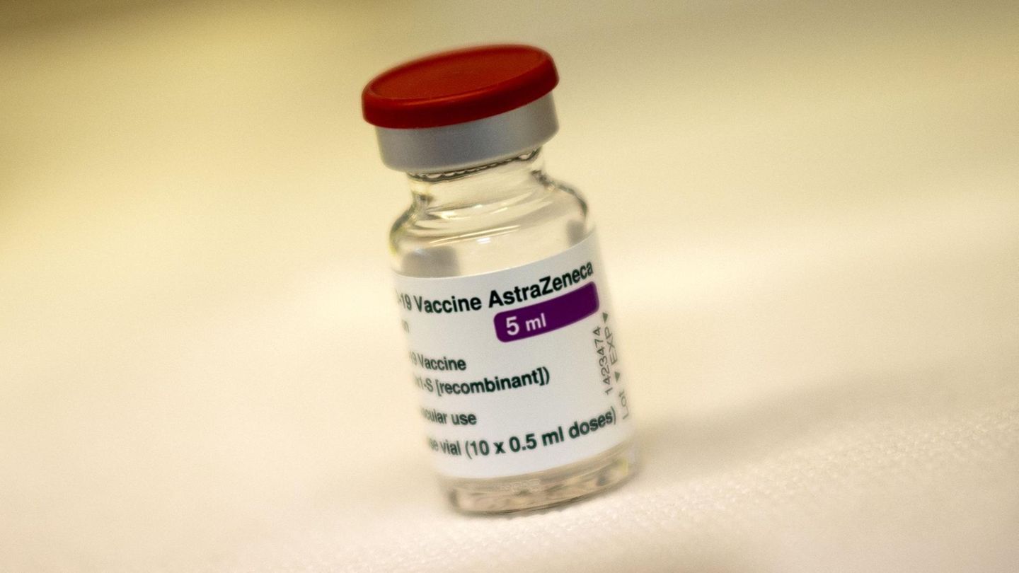 Eine Ampulle des Corona-Impfstoffs von Astrazeneca