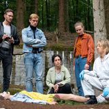 Am Ende eines langen Festwochenendes steht traditionell der "Tatort". Zu diesem Anlass zeigt die ARD den zweiten Auftritt der neuen Ermittler Leo Hölzer (Vladimir Burlakov) und Adam Schürk (Daniel Sträßer) aus Saarbrücken. Nach dem starken Einstand im Vorjahr legt das Team diesmal noch eine Schippe drauf und erzählt eine ebenso spannende wie realitätsferne Geschichte um einen Serienmörder, der in den Wäldern sein Unwesen treibt. Perfekter Abschluss der Ostertage.  Die ARD zeigt den "Tatort" am Ostermontag zur gewohnten Sendezeit um 20.15 Uhr.