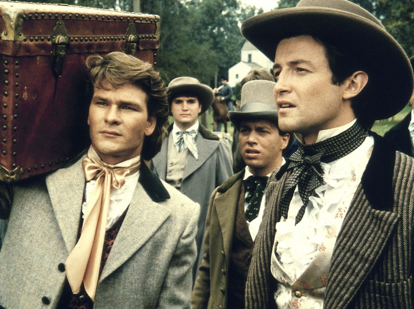 TV-Tipps: Mehr als 150 Jahre liegt der amerikanische Bürgerkrieg zurück, doch die Spuren sind noch heute zu sehen, etwa in der politischen Spaltung zwischen Demokraten und Republikanern. Kaum eine Serie hat das Bild von dieser Zeit so stark geprägt wie "Fackeln im Sturm". Die 15-teilige Serie erzählt von der Männerfreundschaft zwischen Orry Main (Patrick Swayze, l.) und George Hazard (James Read), die auch den Sezessionskrieg übersteht. Ein opulentes Drama, voller Liebe, Herzschmerz und Spannung. Perfekt geeignet für eine faulen Feiertag auf dem Sofa. ZDFneo zeigt die sechs Folgen der ersten Staffel von "Fackeln im Sturm" am Karfreitag ab 11.35 Uhr. Die zweite Staffel läuft einen Tag später, ab 11.45 Uhr. Mehr als 150 Jahre liegt der amerikanische Bürgerkrieg zurück, doch die Spuren sind noch heute zu sehen, etwa in der politischen Spaltung zwischen Demokraten und Republikanern. Kaum eine Serie hat das Bild von dieser Zeit so stark geprägt wie "Fackeln im Sturm". Die 15-teilige Serie erzählt von der Männerfreundschaft zwischen Orry Main (Patrick Swayze, l.) und George Hazard (James Read), die auch den Sezessionskrieg übersteht. Ein opulentes Drama, voller Liebe, Herzschmerz und Spannung. Perfekt geeignet für eine faulen Feiertag auf dem Sofa. ZDFneo zeigt die sechs Folgen der ersten Staffel von "Fackeln im Sturm" am Karfreitag ab 11.35 Uhr. Die zweite Staffel läuft einen Tag später, ab 11.45 Uhr.