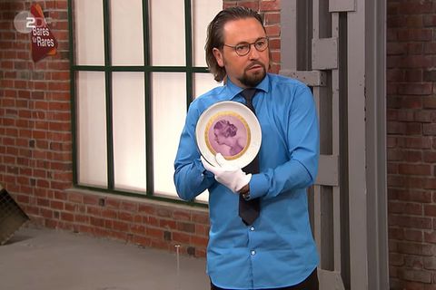Wolfgang Pauritsch hält im Bares für Rares Studio in Pulheim einen Teller in die Kamera