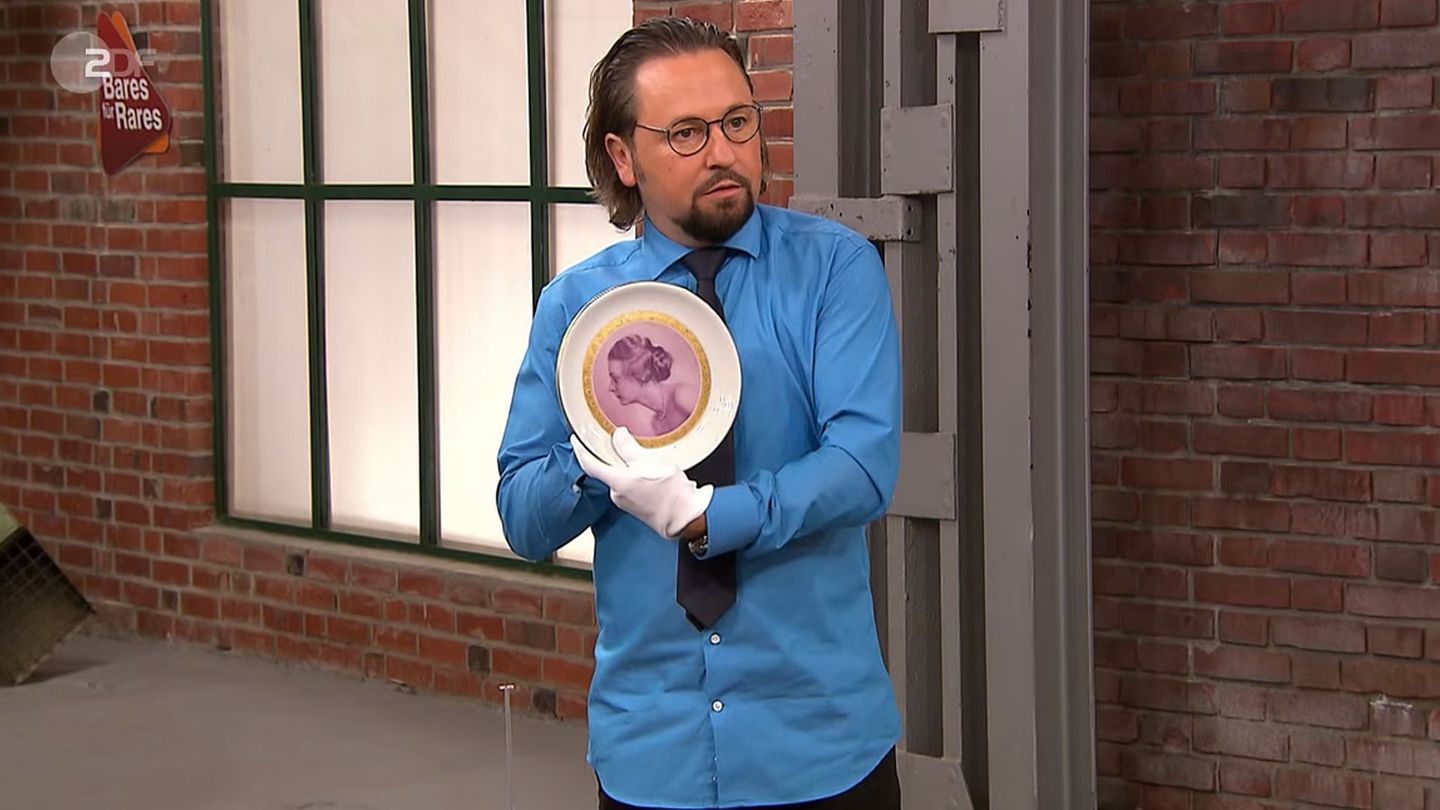 Wolfgang Pauritsch hält im Bares für Rares Studio in Pulheim einen Teller in die Kamera