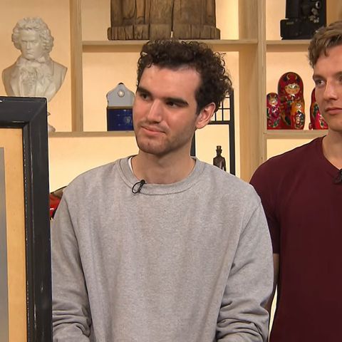 Jonas Nagel und Calvin Mang stehen im Bares für Rares Studio in Pulheim