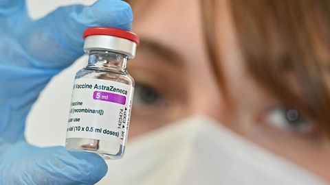 Eine medizinische Angestellte hält ein Fläschchen mit dem Corona-Impfstoff von Astrazeneca hoch