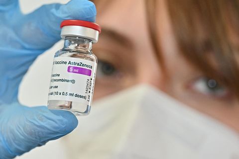 Eine medizinische Angestellte hält ein Fläschchen mit dem Corona-Impfstoff von Astrazeneca hoch