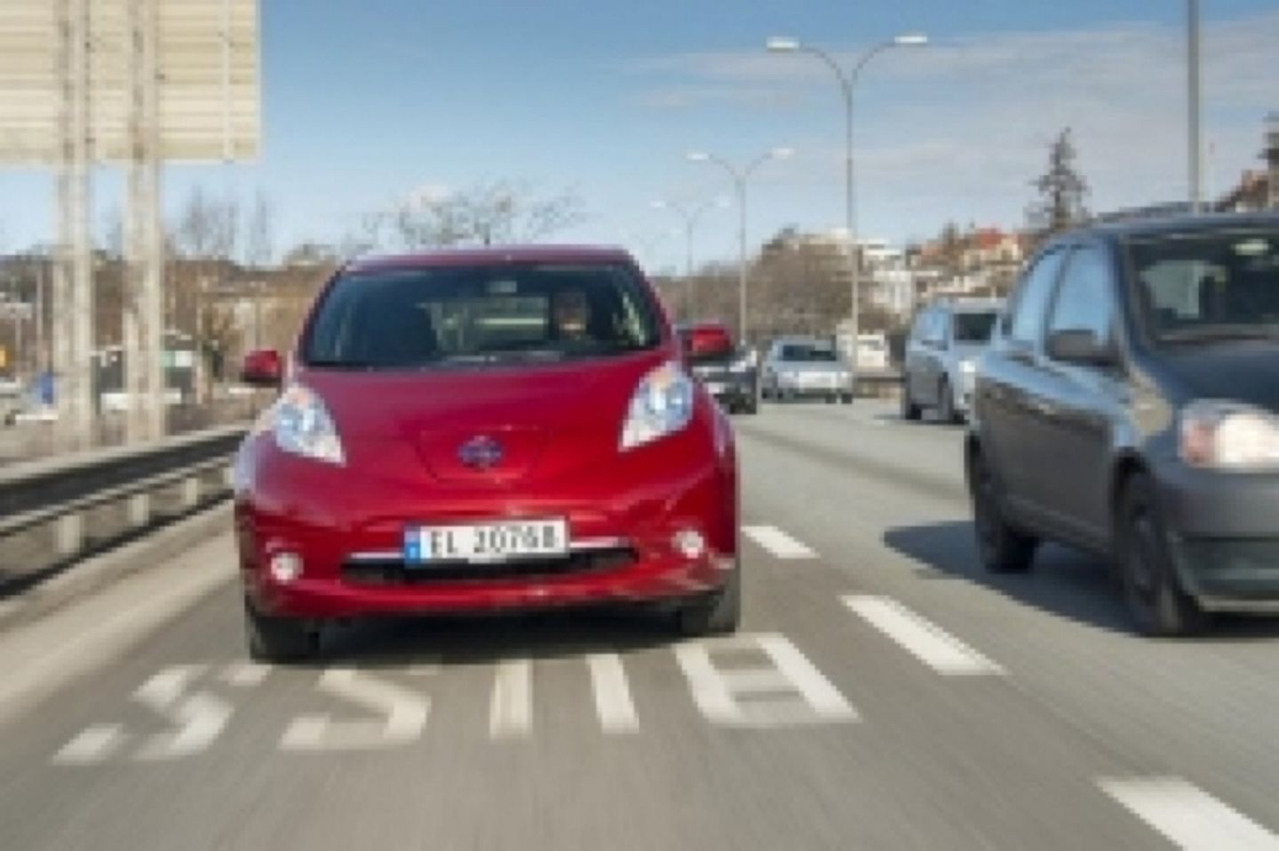 Elektro-Vorreiter Norwegen: In Städten wie Oslo darf der Nissan Leaf auf der Busspur am Stau vorbei.