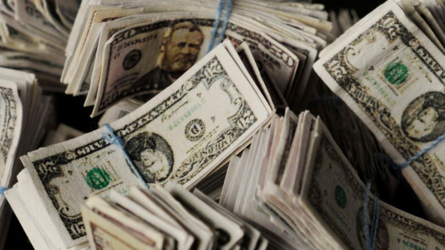 Dollarscheine im Wert von fast 36.000 Euro hat eine Mitarbeiterin einer Hilfsorganisation in einer Spende entdeckt