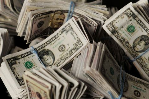 Dollarscheine im Wert von fast 36.000 Euro hat eine Mitarbeiterin einer Hilfsorganisation in einer Spende entdeckt